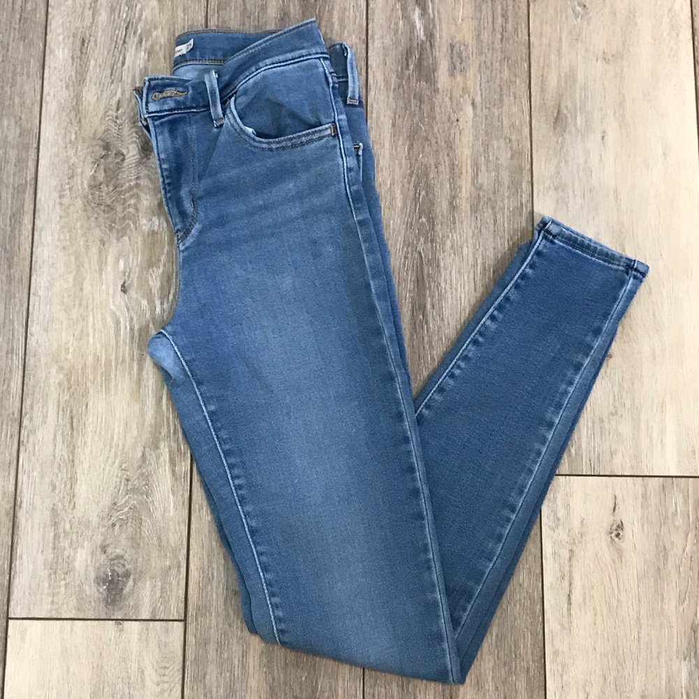 Levi: 720 High Rise Supper Skinny 25 Jeans